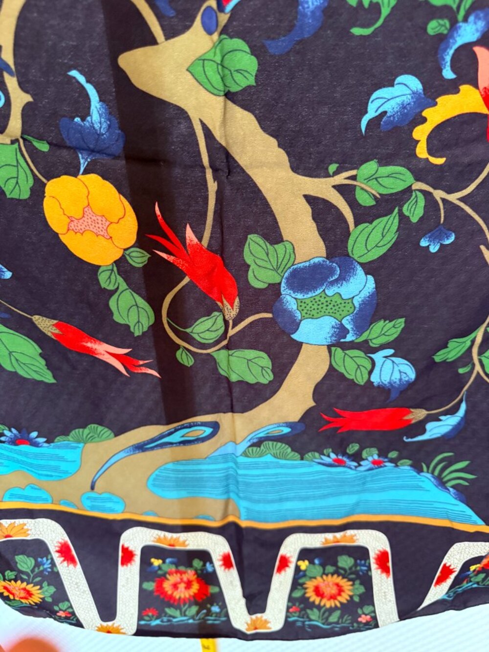 BLACK METROPOLITAN MUSEUM OF ART SILK SCARF "TREE OF LIFE" - Picture 4 of 8